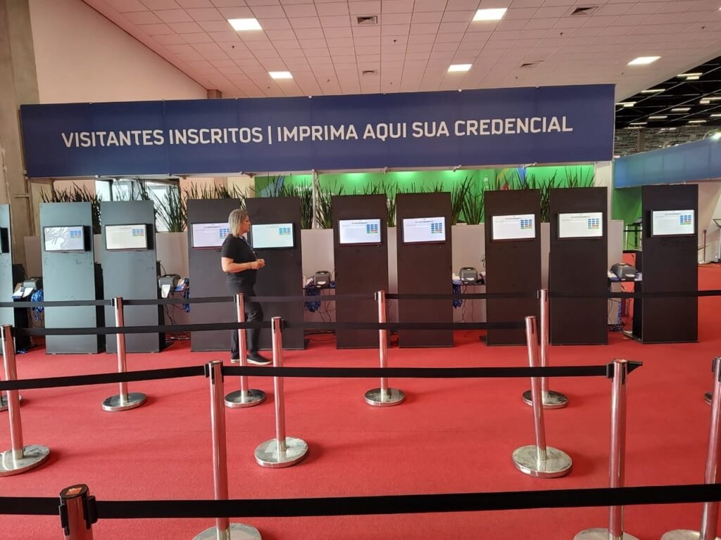 Aluguel de Painel de LED, Totem Digital, Touch Screen, Holograma 3D e Vidwal