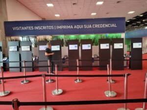 Aluguel de Totem Digital e Painel de LED para Eventos Corporativos, Feiras e Palestras