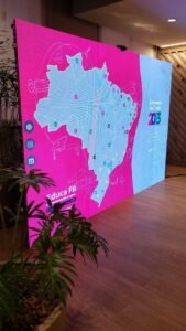 aluguel de painel de led de alta definição e totem interativo moderno para eventos feiras e shows corporativos