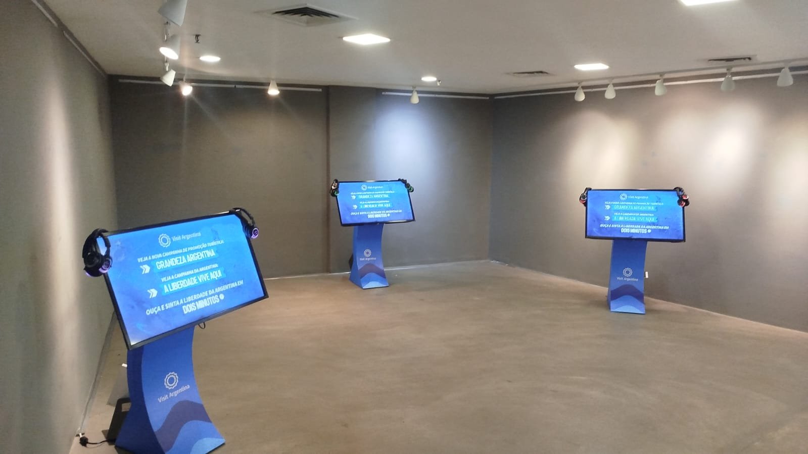 Aluguel de totem touch screen 43 polegadas 23 polegada EM RECIFE Maceió e Aracaju, EM 2026